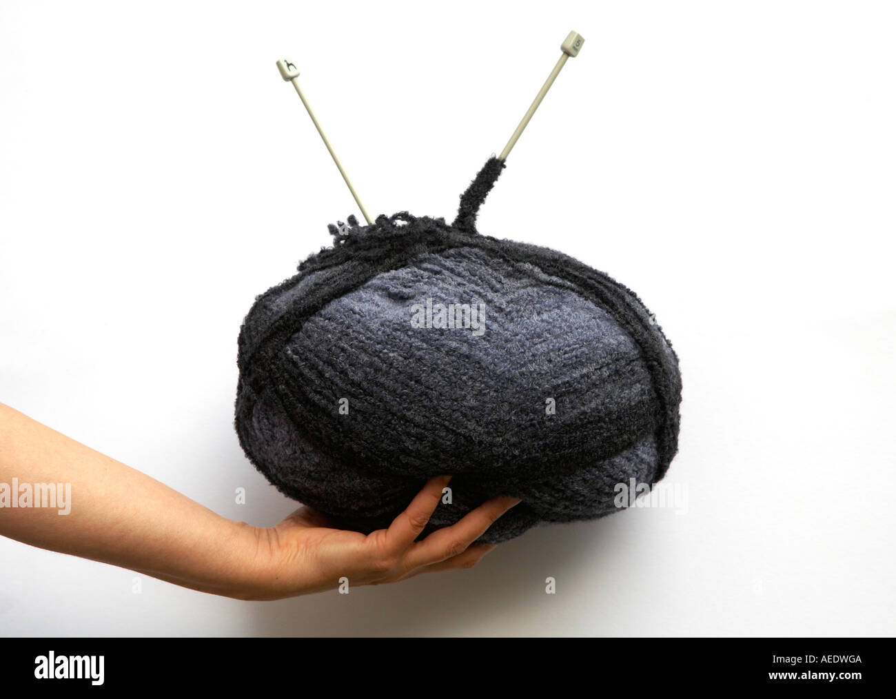Gran Bola de lana con agujas de tejer Foto de stock