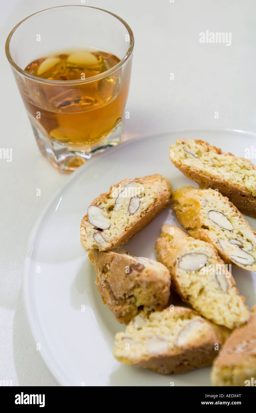 Italia. La toscana. "Vin Santo" vino y galletas. "Cantucci e vin santo' Foto de stock