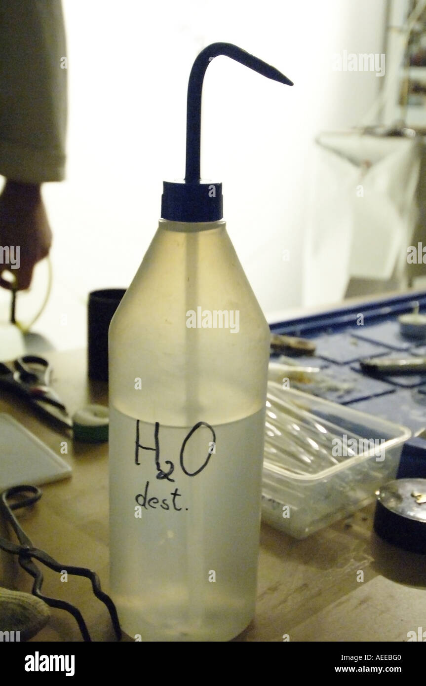 Viena, una larga noche de investigación 2005, botella de H2O Foto de stock