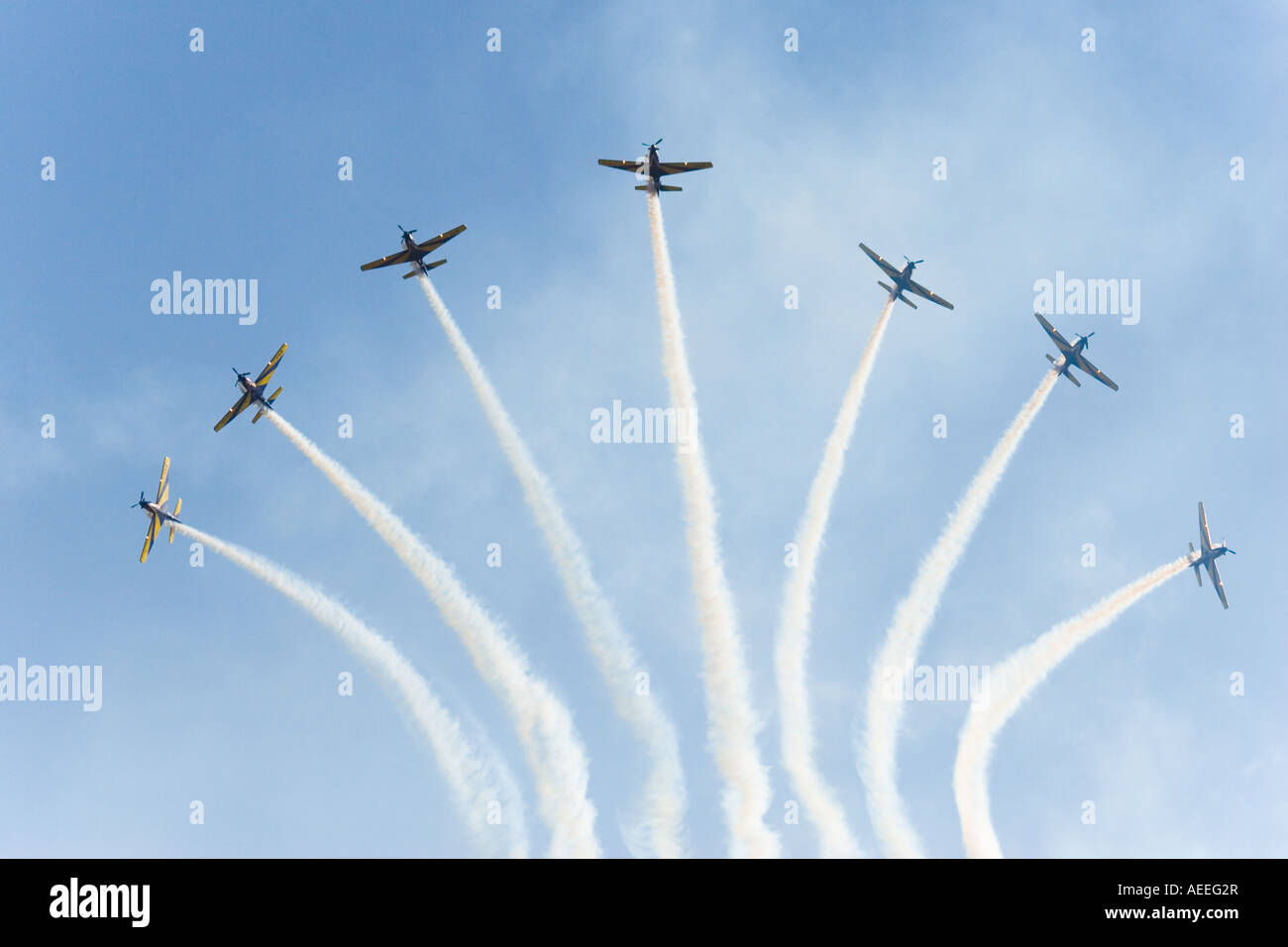 Maniobras aéreas contra el cielo azul. Foto de stock