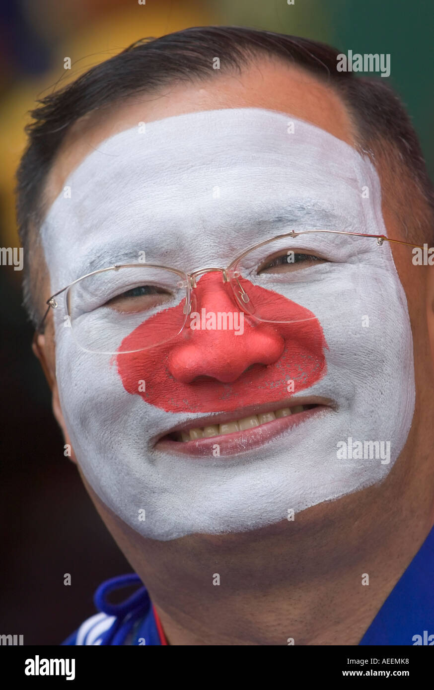 Un fan de fútbol japonés con un maquillaje en colores nacionales japoneses  Fotografía de stock - Alamy