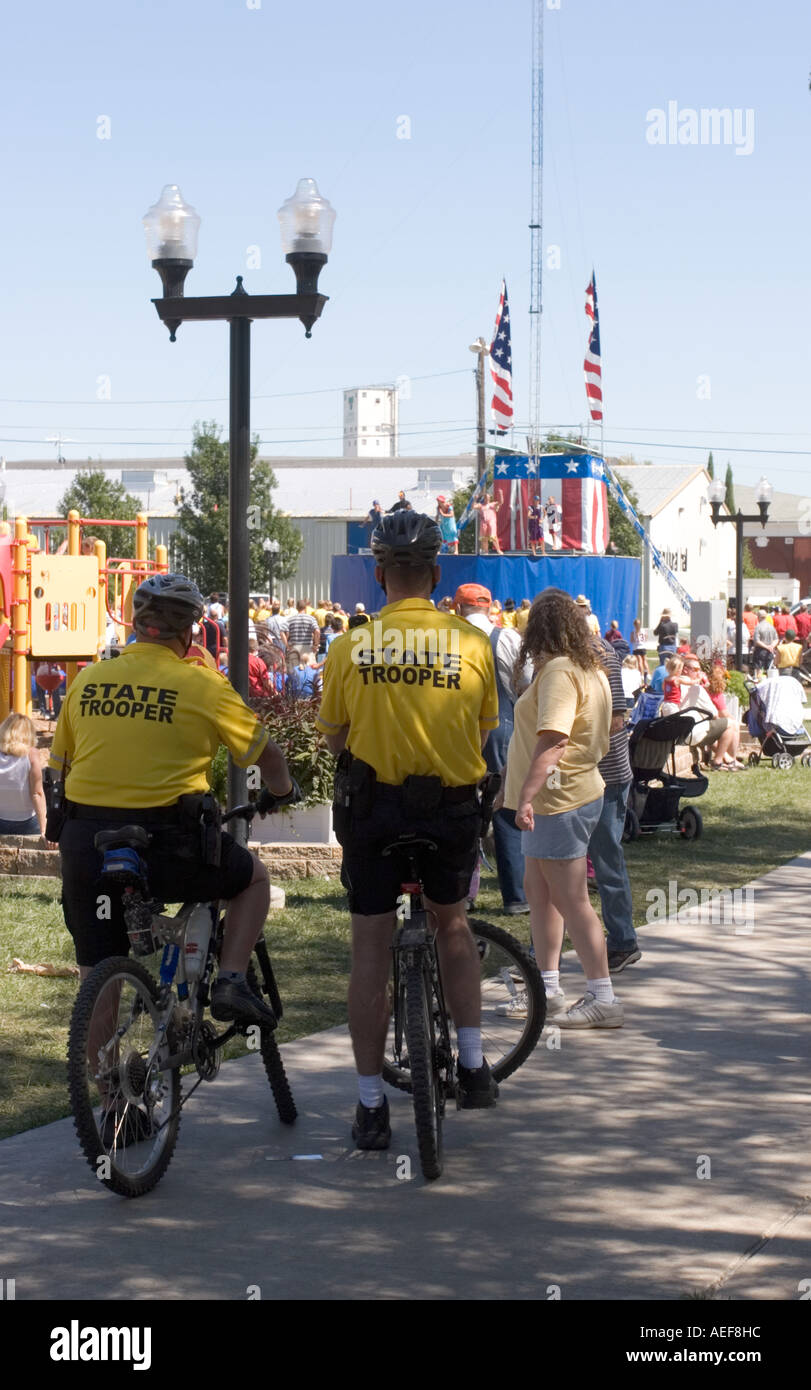 Dos Patrulleros del Estado en bicicletas durante la Feria del Estado de Nebraska. Lincoln, Nebraska, EEUU. Foto de stock