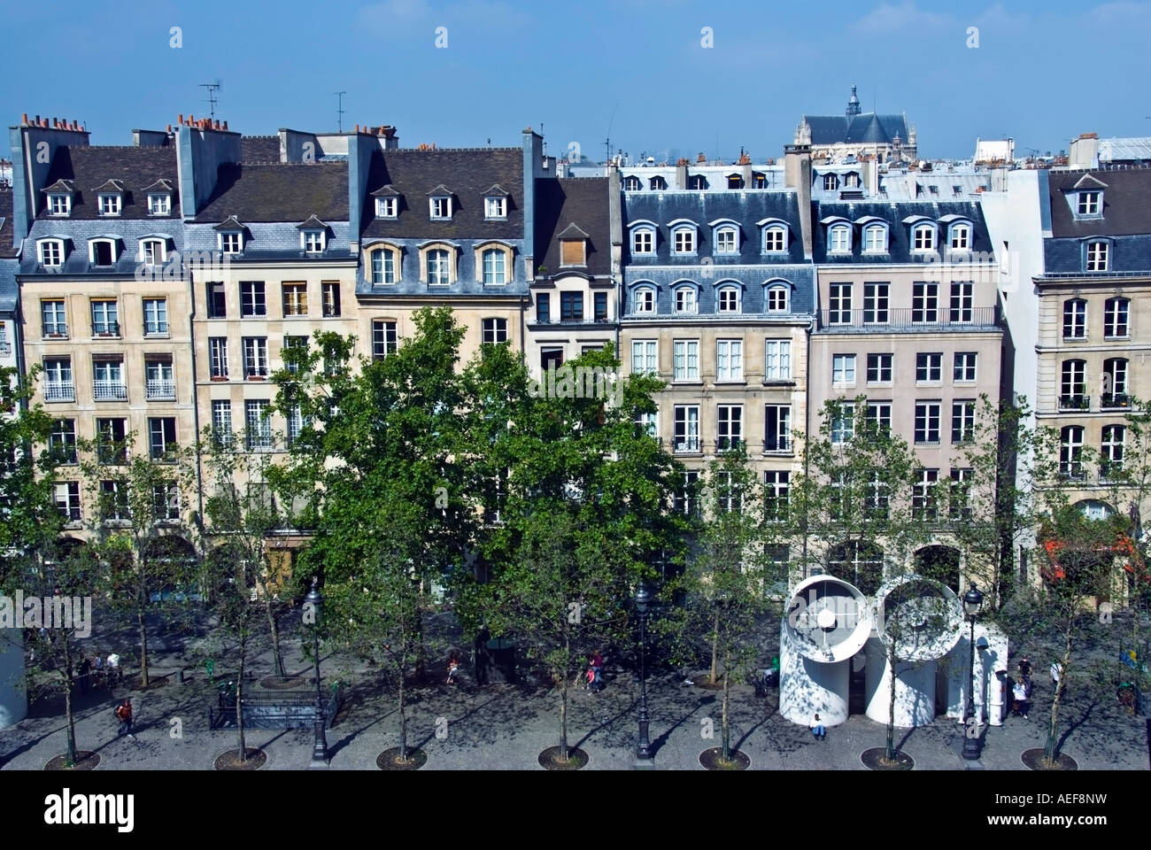 París, Francia, Edificios de apartamentos parisinos, Frente, Antigua arquitectura residencial en el área de Marais, Escénico, barrios Foto de stock