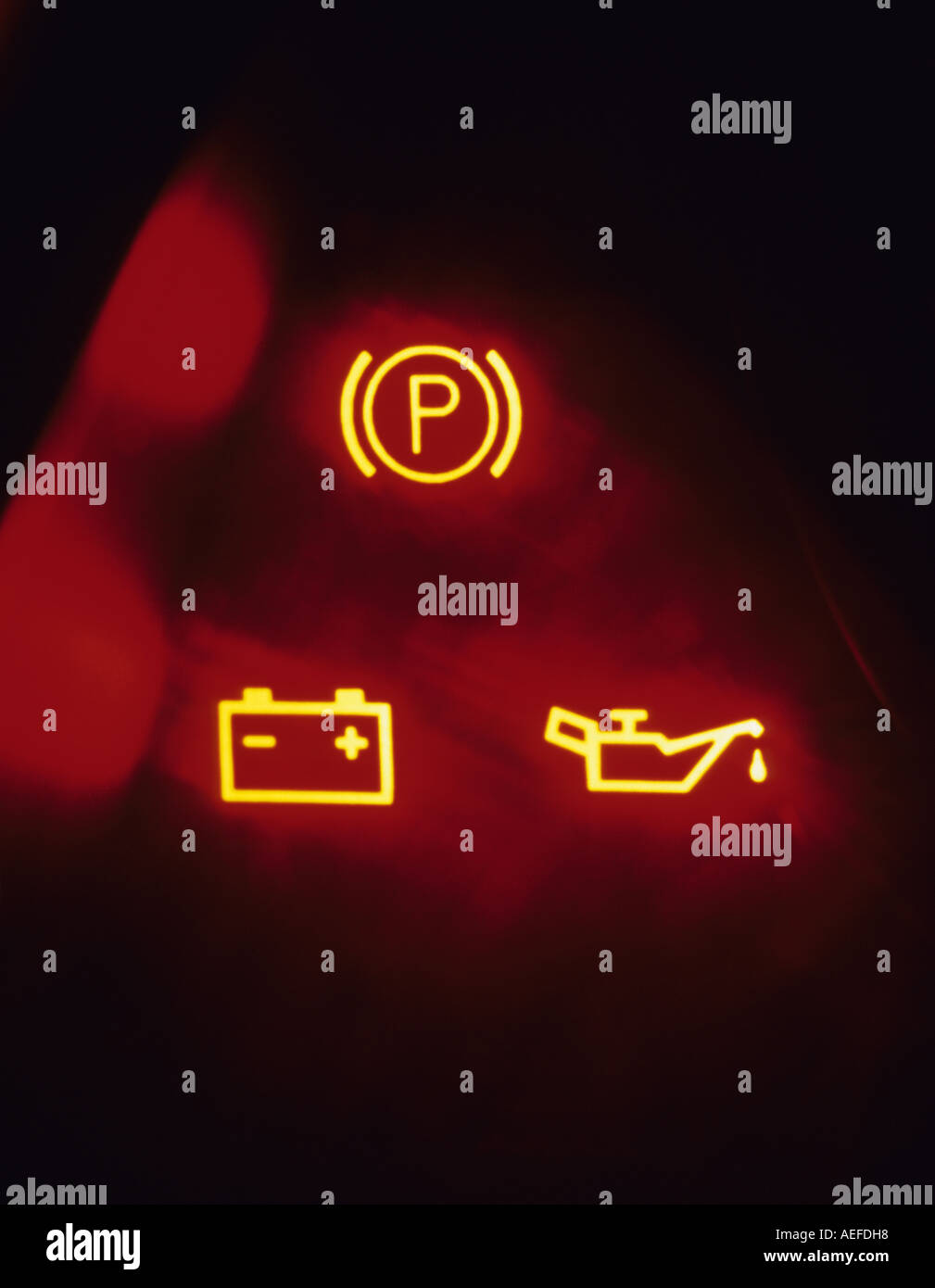 Las luces de advertencia en la consola del tablero de instrumentos del  vehículo muestra el motor problema uk Fotografía de stock - Alamy