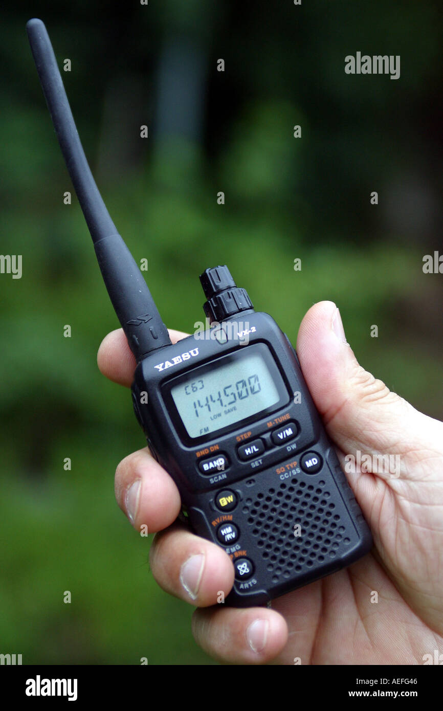 Mano sosteniendo una radio de comunicaciones de dos vías Fotografía de  stock - Alamy