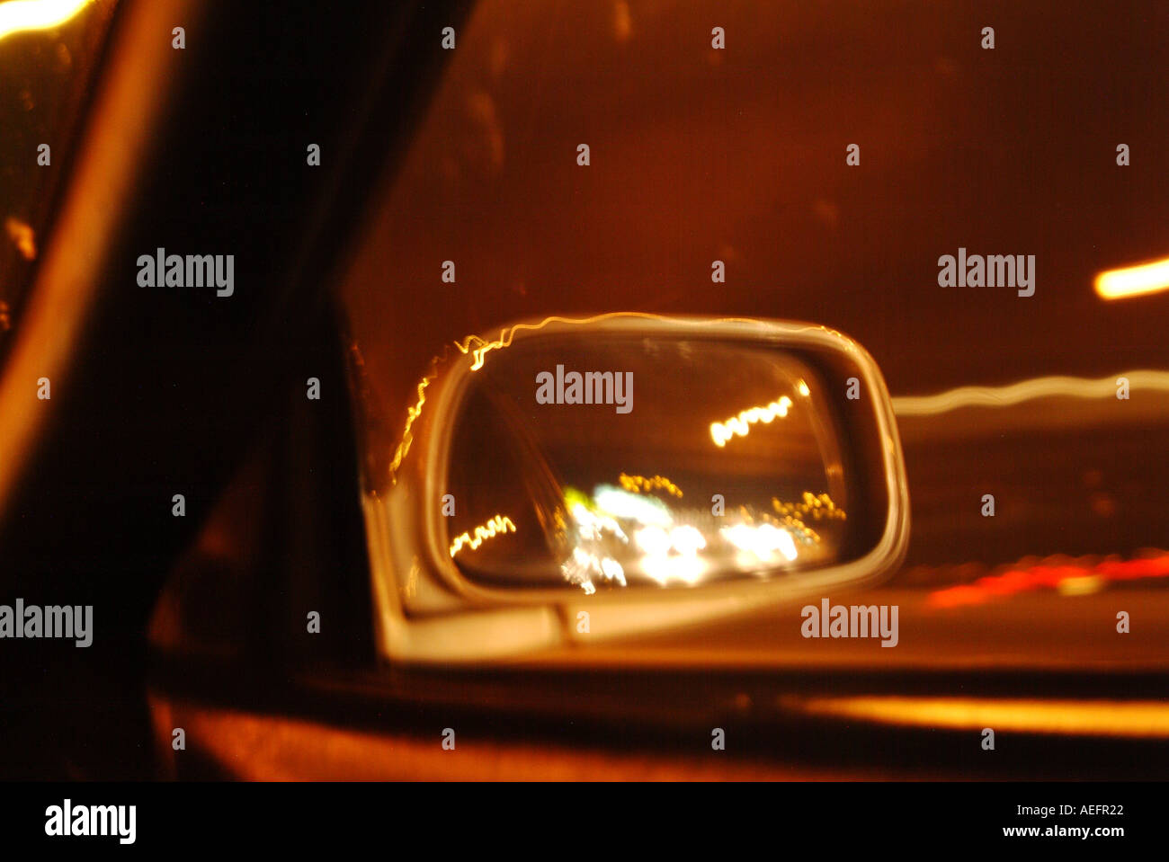 Mirando a través del espejo retrovisor lateral durante la noche Fotografía  de stock - Alamy