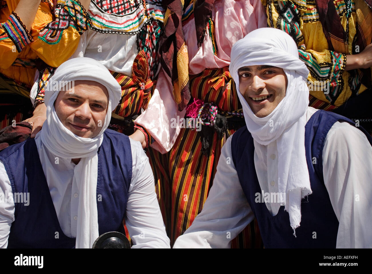 La gente ataviada con el traje típico Argelia feria internacional de las  ciudades Fuengirola Málaga Costa del Sol Andalucía España Fotografía de  stock - Alamy