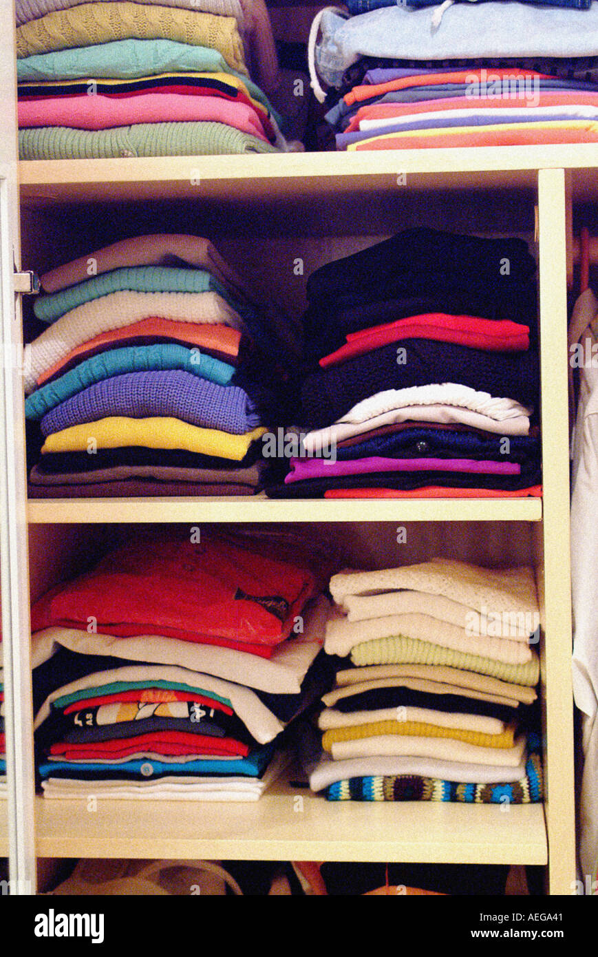 Sweet Home armario archivador de camisas de colores colgando ropa ropa muchos mucho colorido largo de manga blusas jerseys archivar Fotografía de -