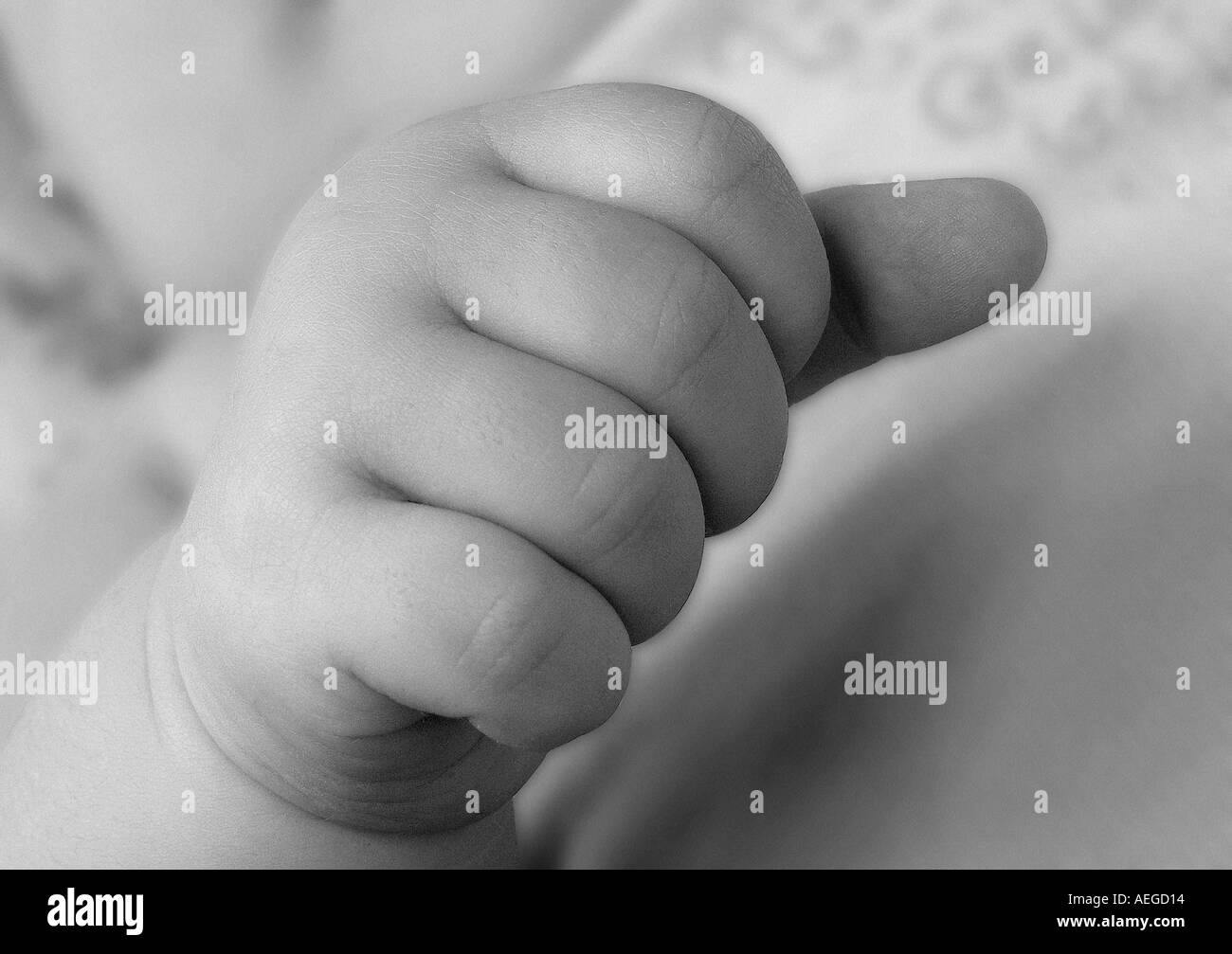 Bebé pequeño dedo nudillos negro blanco b w persona personas kid niño bebé Foto de stock