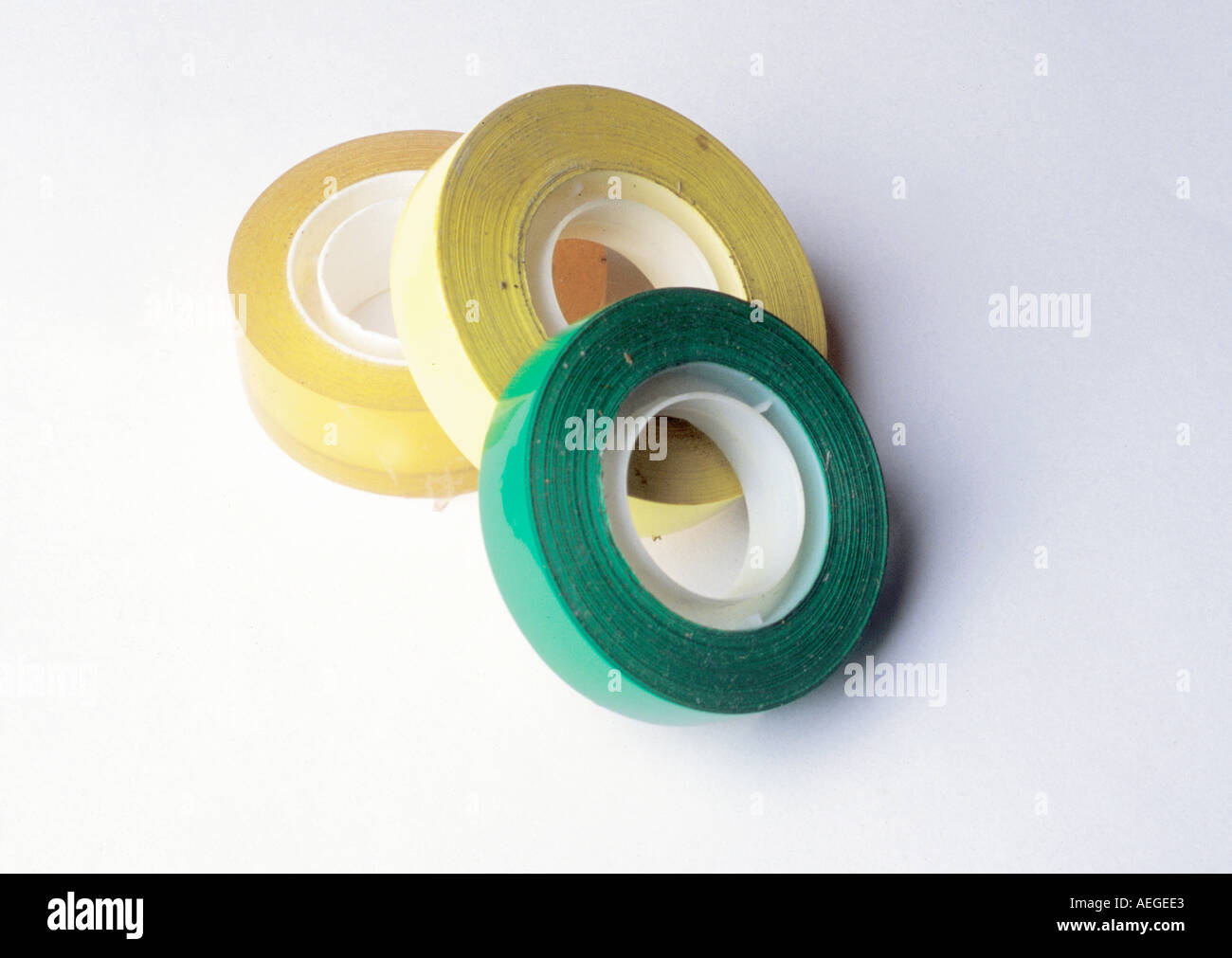 Oficina sellotape Borrar cinta adhesiva verde amarillo transparente Scotch  papelería redonda concepto empresarial Fotografía de stock - Alamy