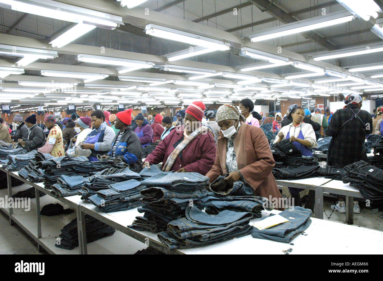 Fábrica de ropa china para hacer blue jeans en Lesotho África Foto de stock
