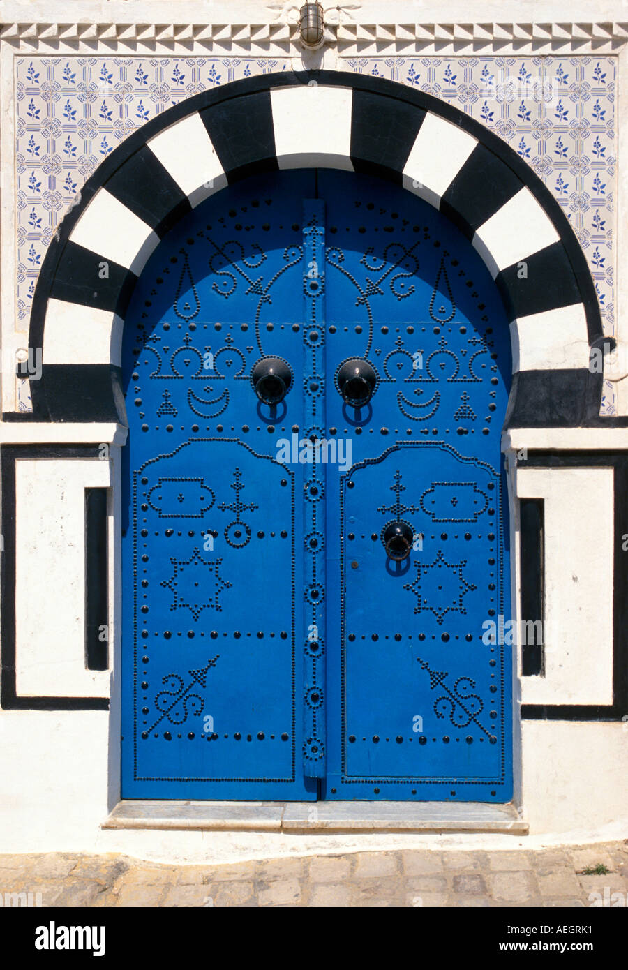 Túnez Túnez decorado tradicionalmente sus puertas ornamentadas en Sidi Bou  Said Fotografía de stock - Alamy