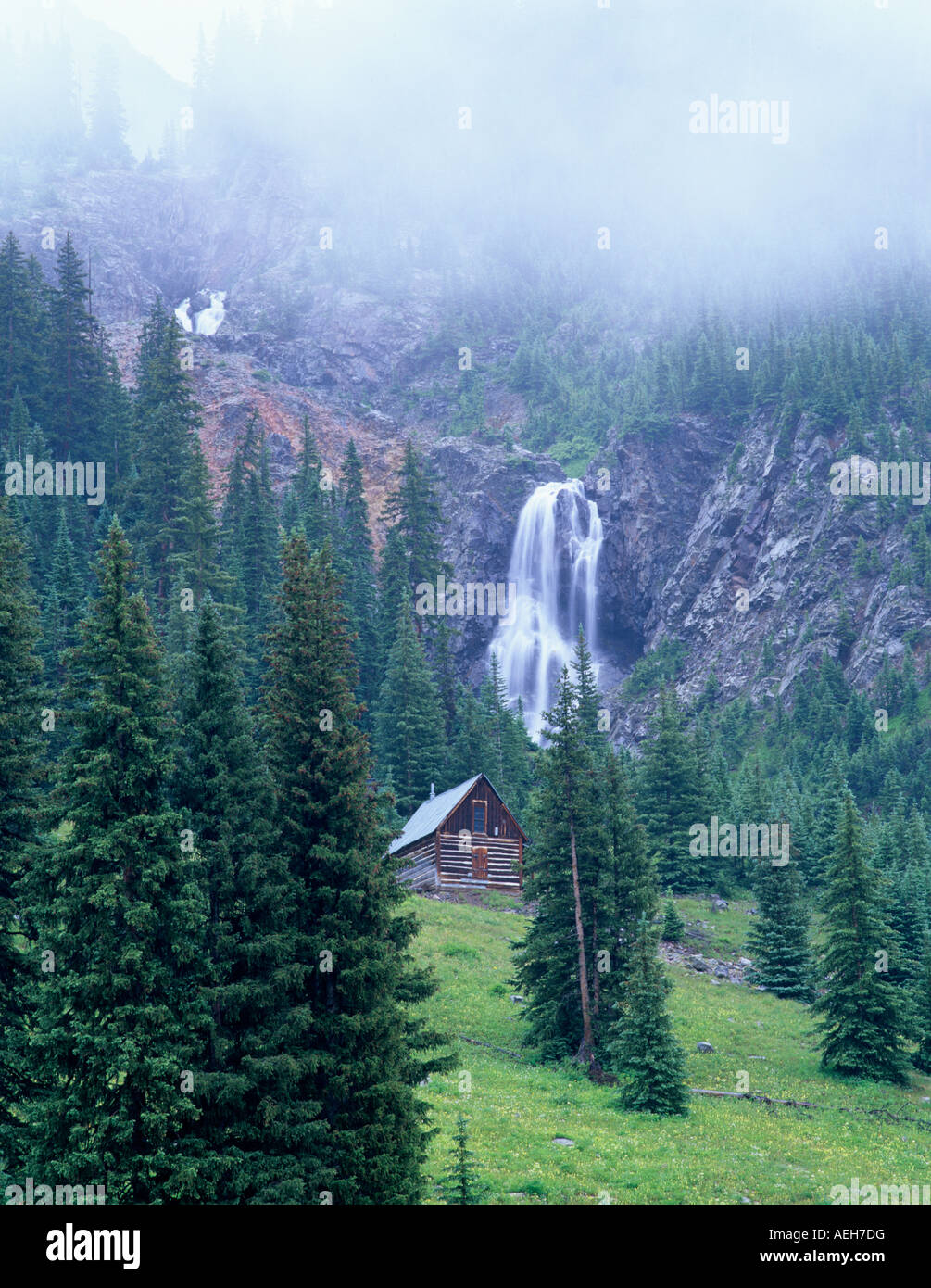 Cabina y cascada cerca Silverton Colorado Foto de stock