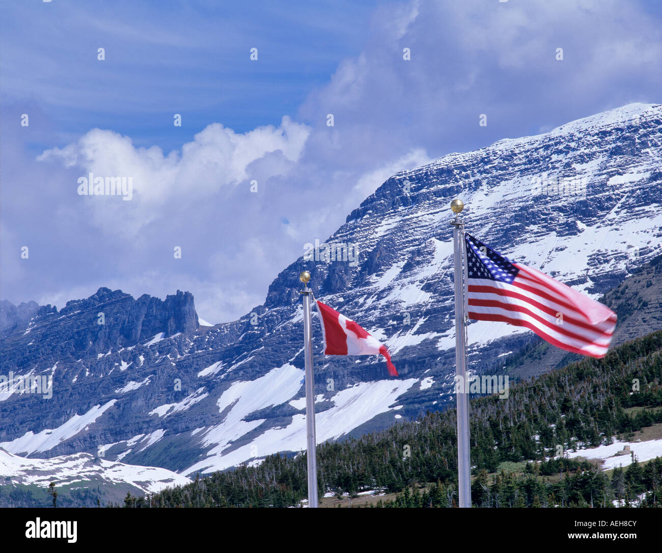 U S y Canadá banderas en el centro de visitantes en Logan Pass Glacier National Park en Montana Foto de stock