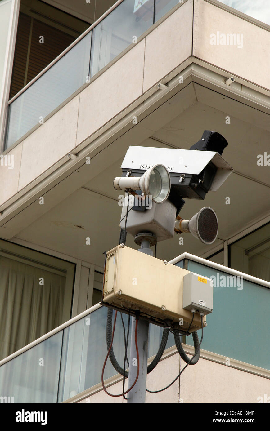 Cámara de seguridad con la luz y la luz infrarroja junto a un bloque de  apartamentos Fotografía de stock - Alamy