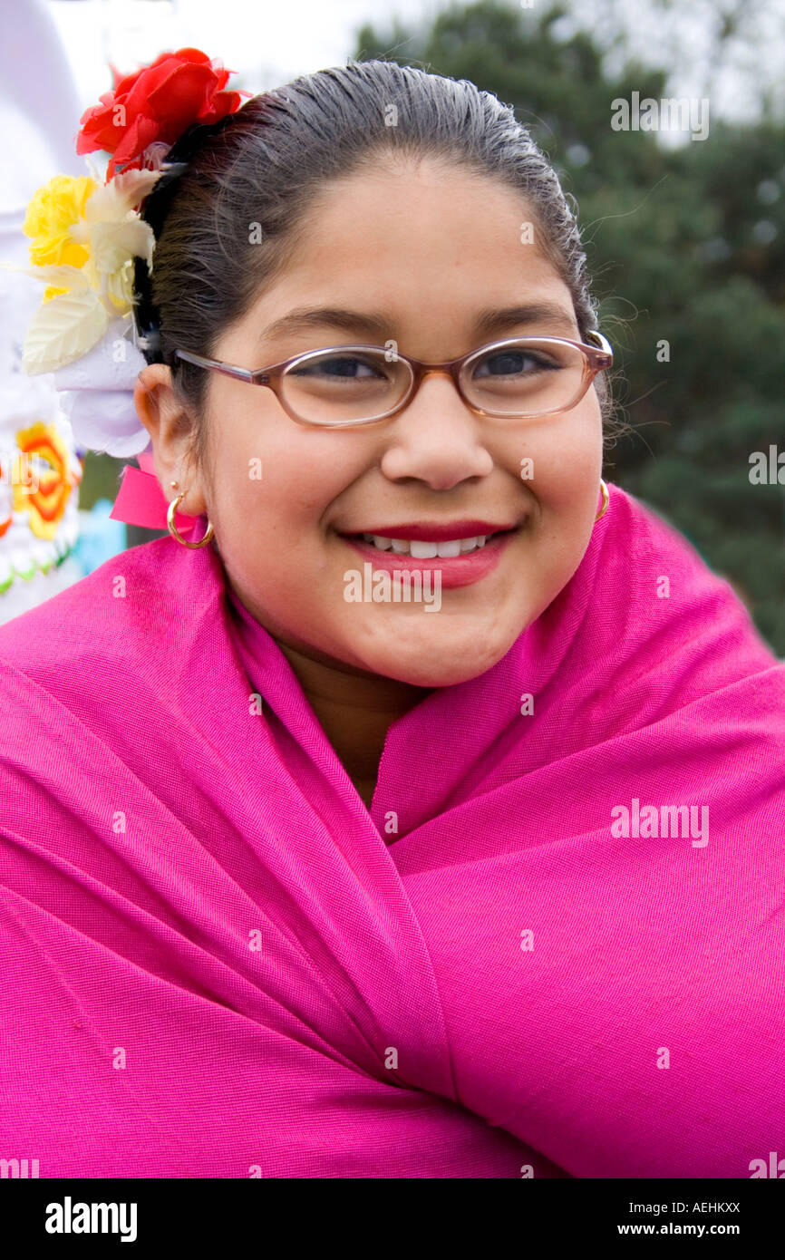 Niña de 10 años de edad mostrando su desfile mexicano vestido. Cinco de  Mayo Fiesta. 'St Paul' Minnesota USA Fotografía de stock - Alamy