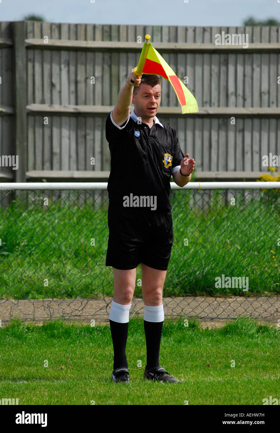 Juez de línea oficiando en un partido de fútbol amateur Bedfont Middlesex UK Foto de stock