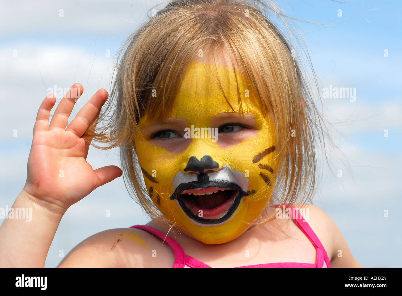 Niña de 3 años de edad con la cara pintada en un día familiar, Middlesex, Reino Unido Foto de stock
