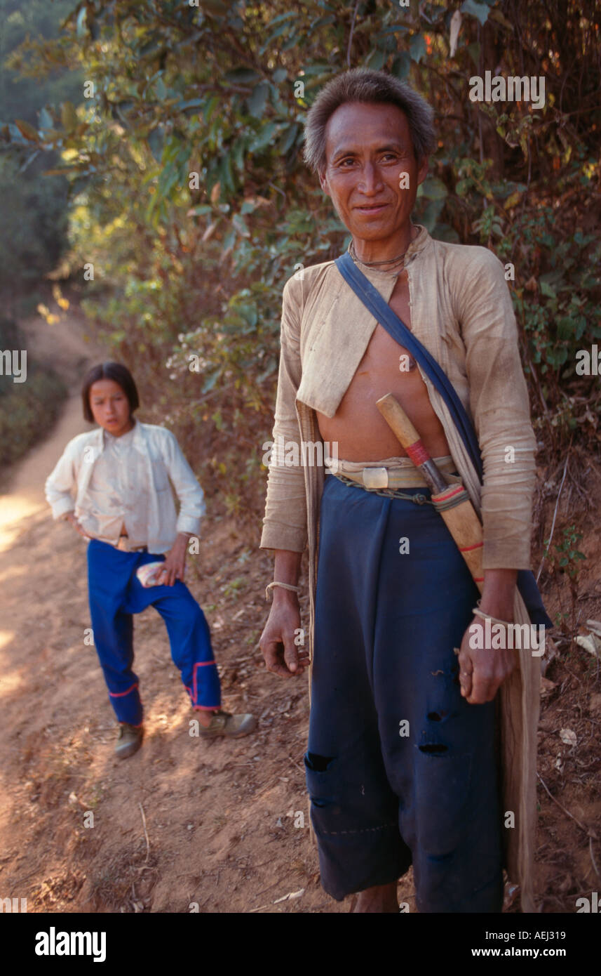 Lahu Quweh padre e hijo en la vestimenta tradicional de los Lahu Quweh aldea de Pen Kham, cerca de Keng Tung, Birmania Foto de stock