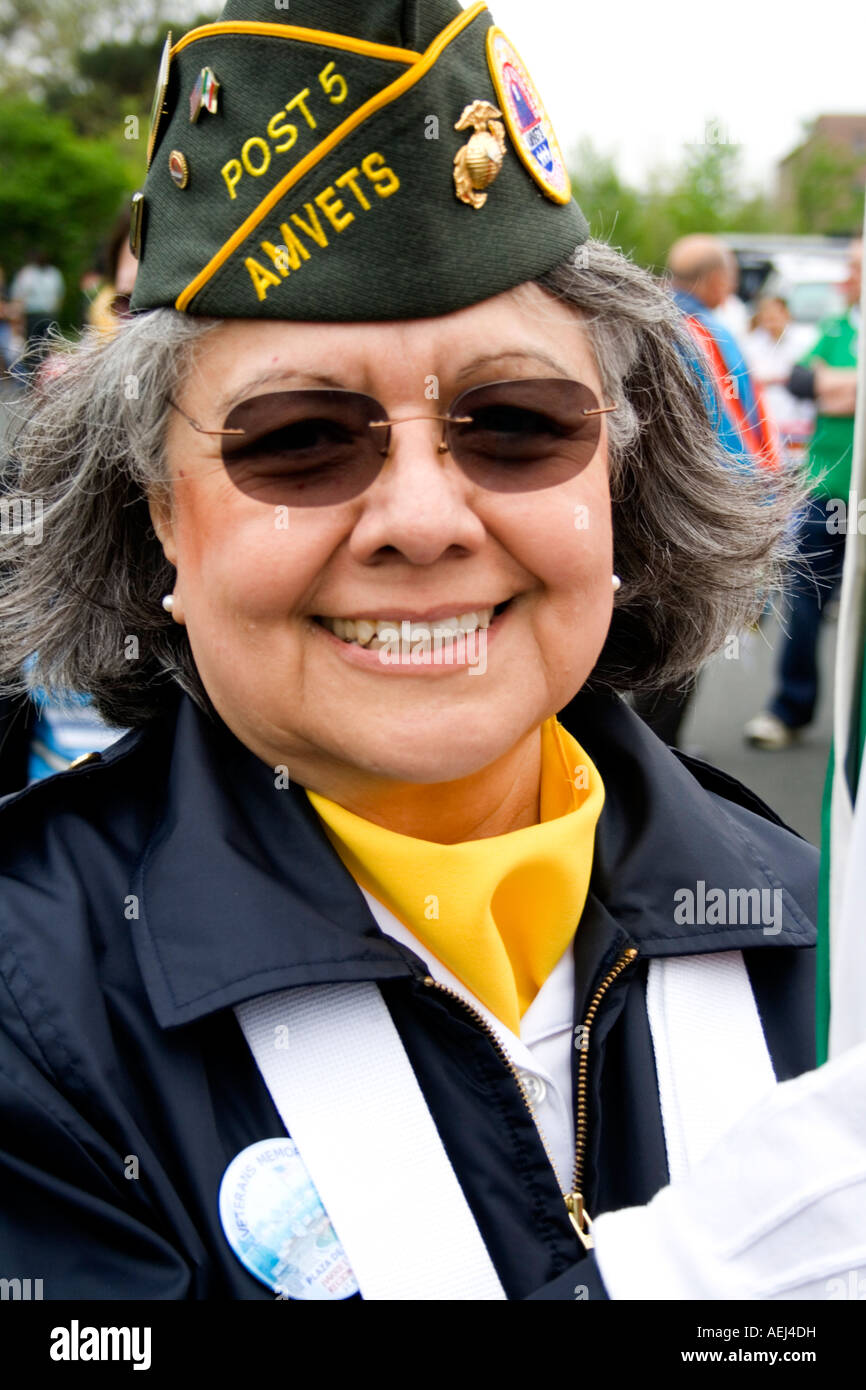 Mujer de 72 años Los veteranos estadounidenses AmVets desfile militar de  los manifestantes. Cinco de Mayo Fiesta. 'St Paul' Minnesota USA Fotografía  de stock - Alamy