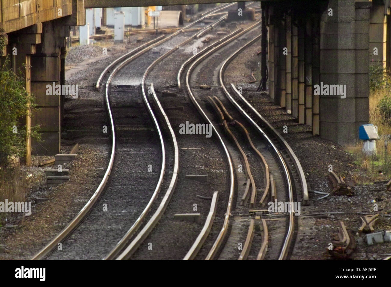 S-curva en las líneas ferroviarias, pasando bajo un puente Foto de stock