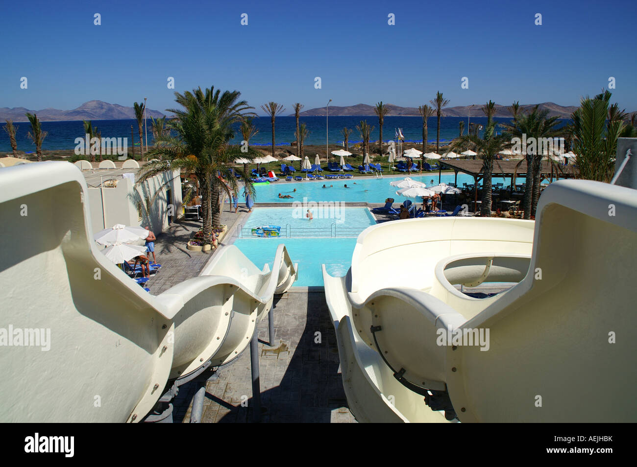 Hotel con un tobogán y una piscina, Cos , Dodecanese, Grecia Foto de stock