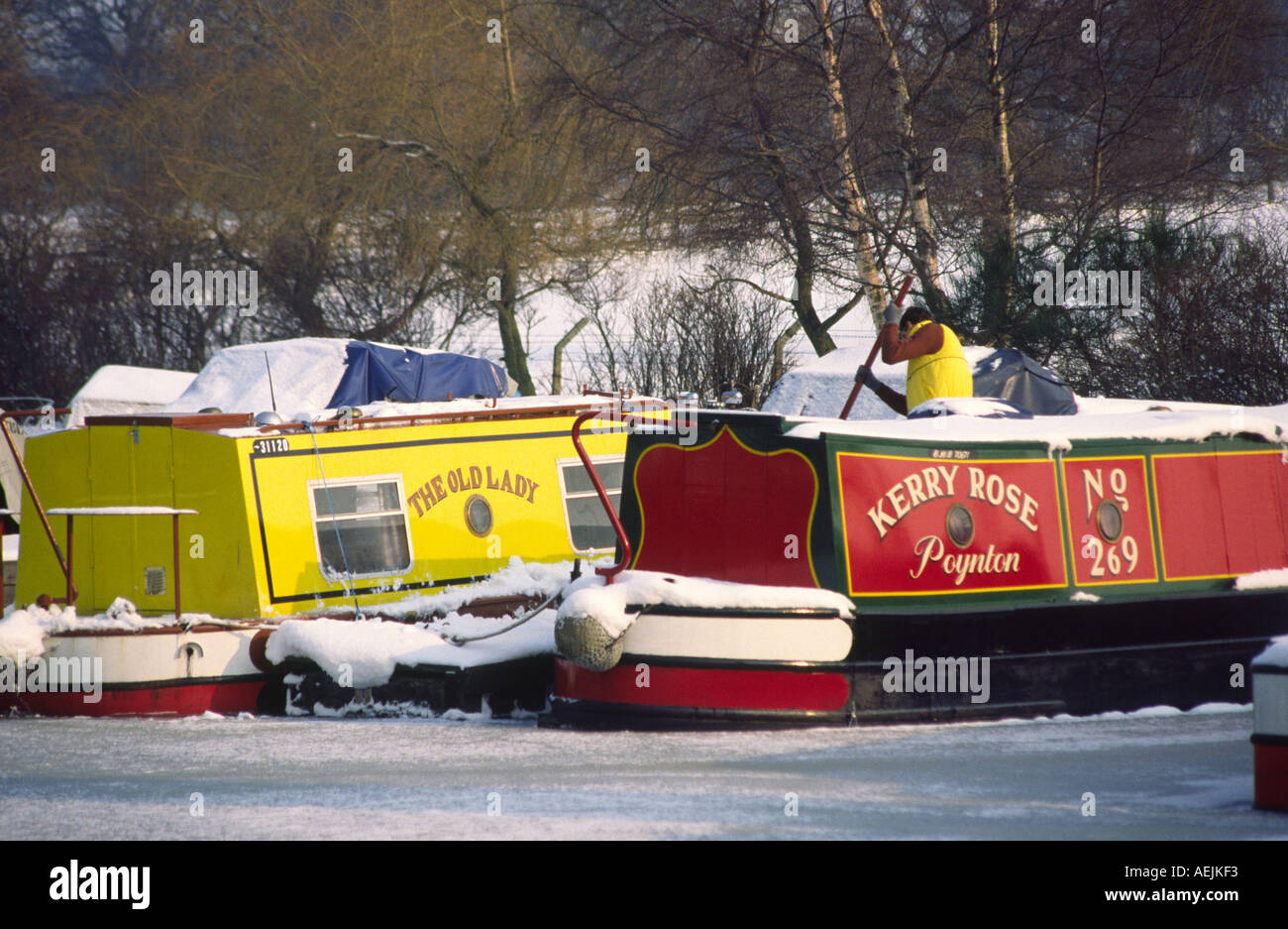Cheshire mayor Poynton narrowboats congeladas en Macclesfield Canal Foto de stock