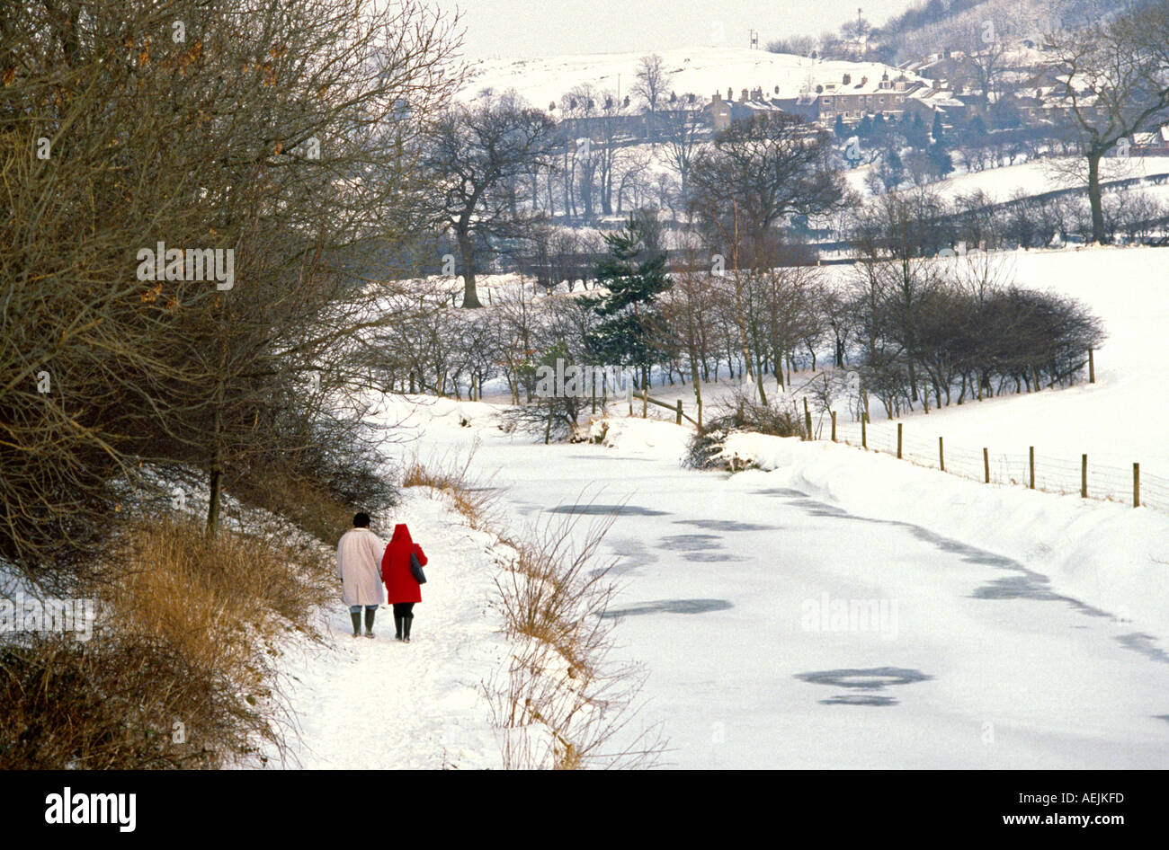 Kerridge Cheshire caminantes en Macclesfield camino de sirga del canal de invierno en la nieve. Foto de stock