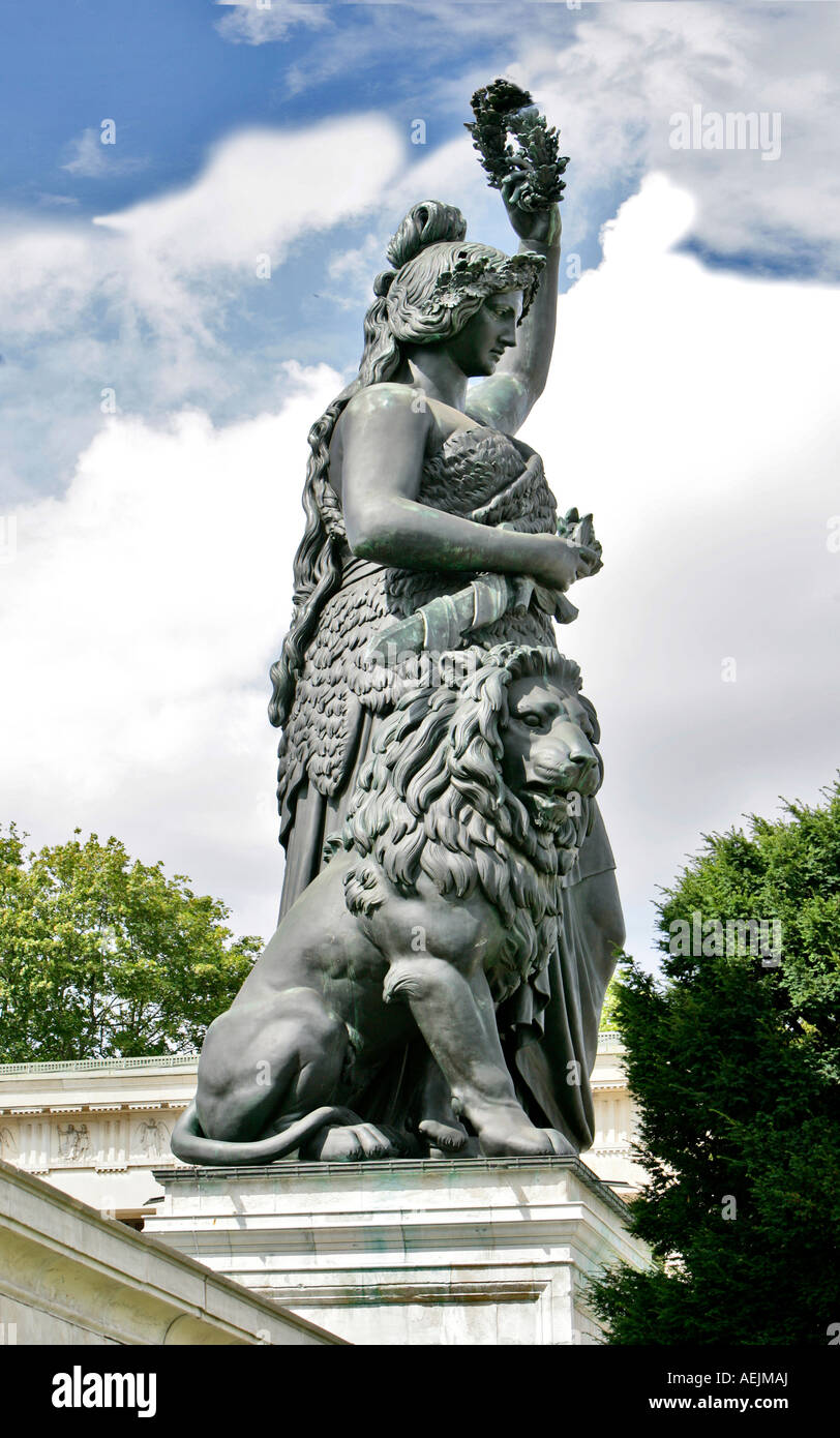 Estatua de Bavaria, vista lateral, Munich, Baviera, Alemania Foto de stock