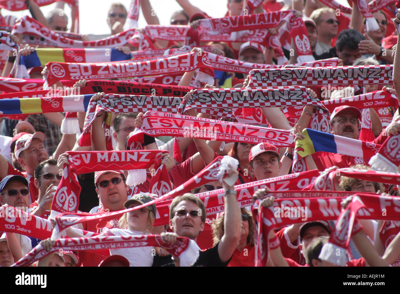 Los fans de la alemana Soccerclub Mainz 05 Foto de stock