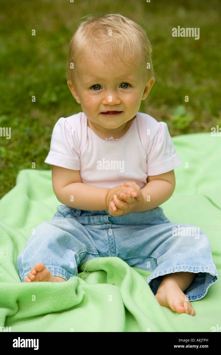 Un Bebe De 10 Meses Nina Jugando Fotografia De Stock Alamy Un Bebe De 10 Meses Nina Jugando Fotografia De Stock Alamy