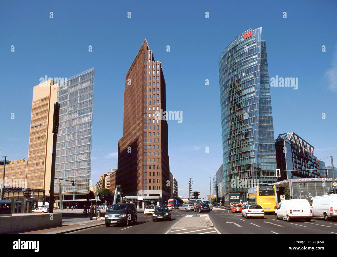 Potsdamer Platz, edificio construido por Renzo Piano, y Kollhoff-Tower BahnTower, Berlín, Alemania Foto de stock