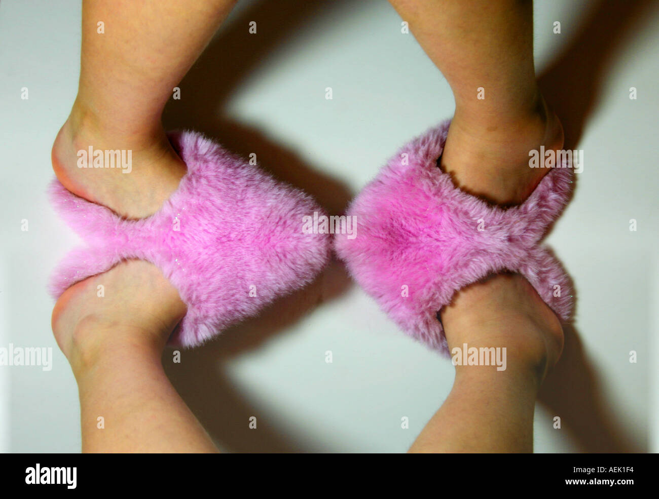 Pies y piernas rosa zapatillas mullidas reflejo de espejo Fotografía de  stock - Alamy