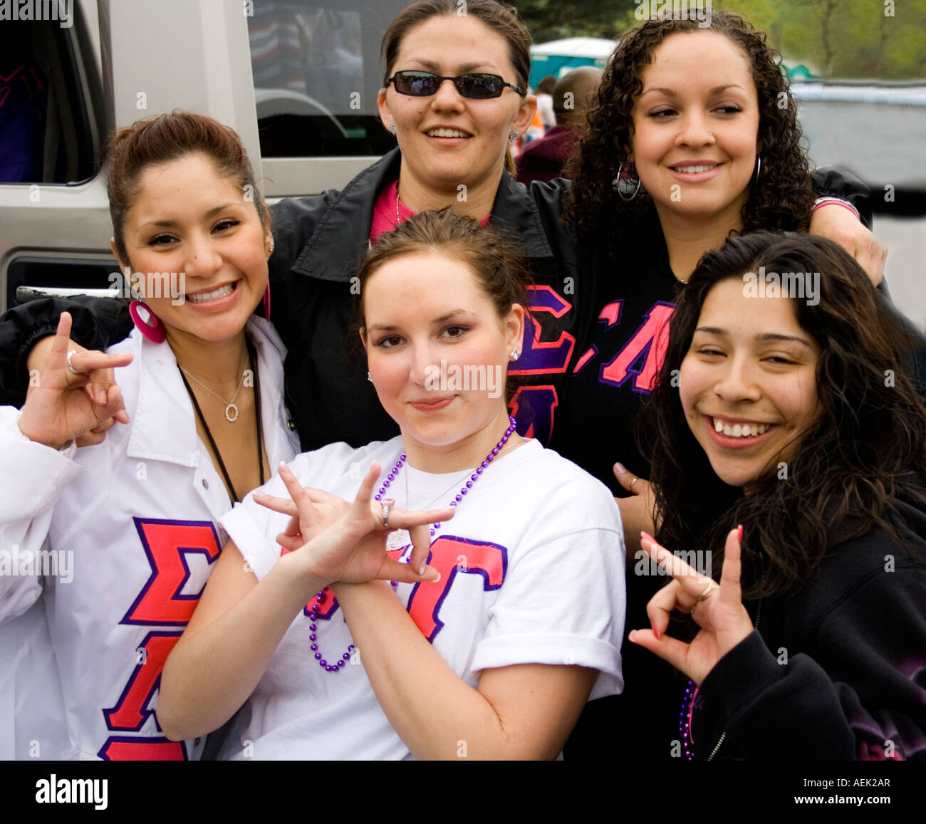 Hermanas latinas Gamma Lambda Sigma Sorority dando desfile firmar antes de los 21 años de edad. Cinco de Mayo Fiesta. 'St Paul' Minnesota USA Foto de stock