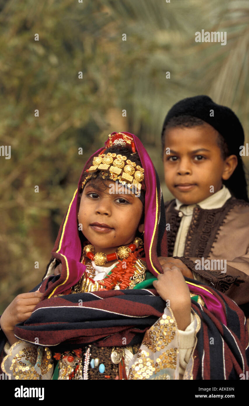 Libia Ghadames niños vestidos para asistir a la boda de familia Fotografía de stock - Alamy Libia Ghadames niños vestidos para asistir a la boda de familia Fotografía de stock - Alamy