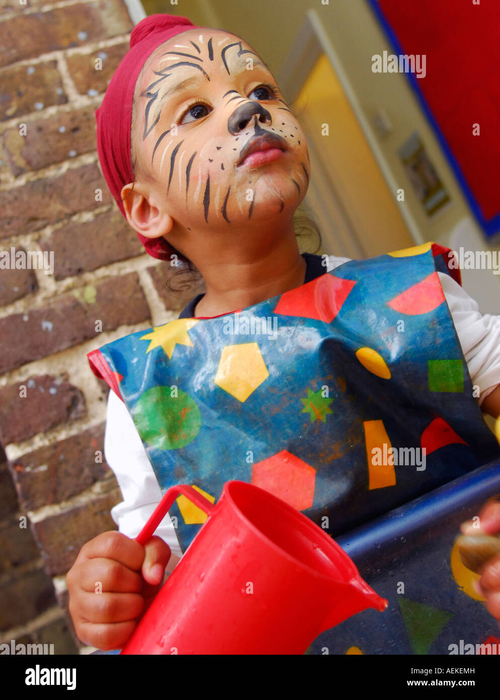 2 años de edad, rostro pintado de muchacho en una jornada de puertas abiertas de vivero, Middlesex, Reino Unido. Foto de stock