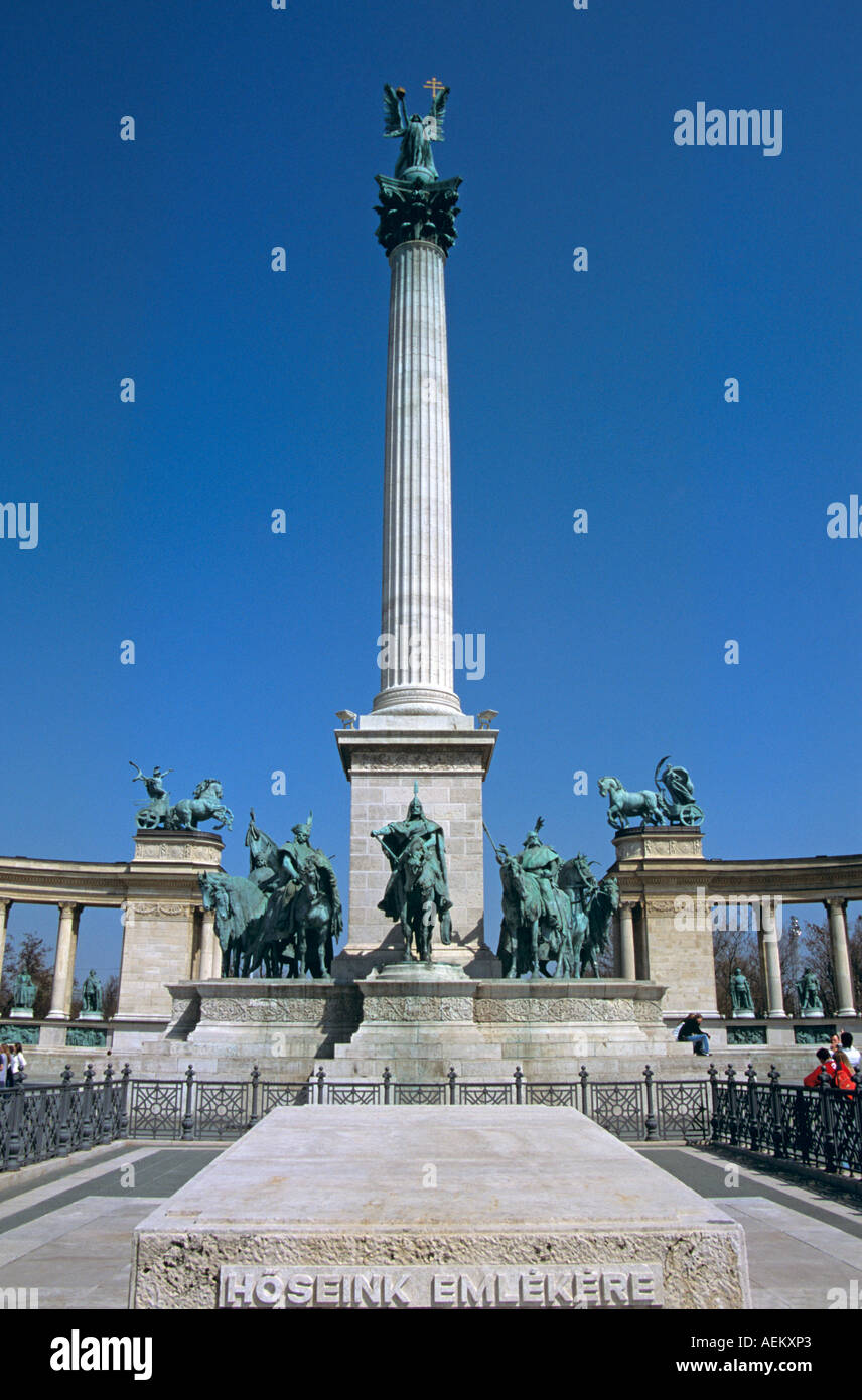 Monumento del Milenio, incluyendo Hoseink Emlekere plinto, Plaza de los Héroes, Budapest, Hungría Foto de stock