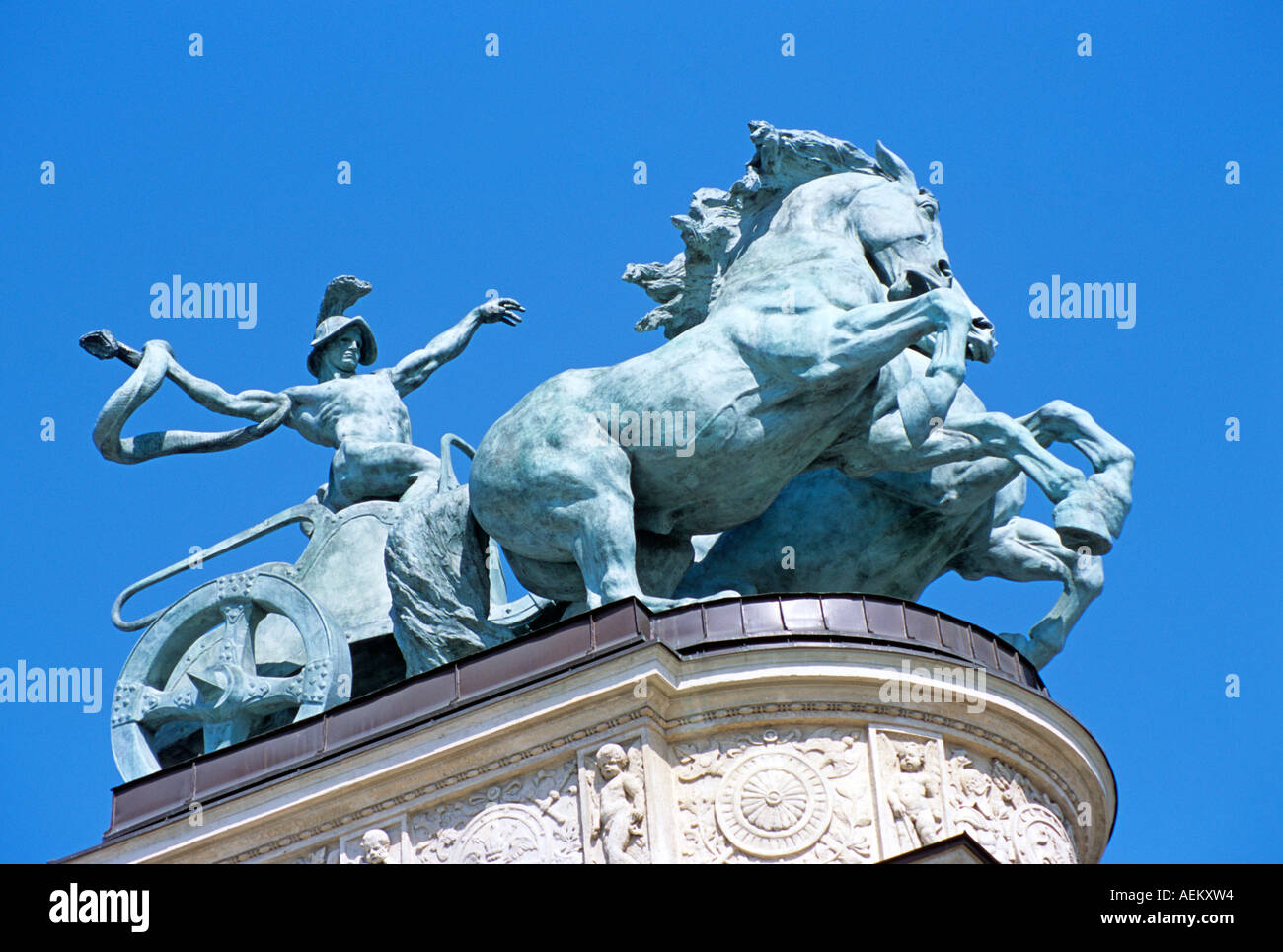 Estatua en la parte superior de la columnata, parte del Monumento del Milenio, Plaza de los Héroes, Budapest, Hungría Foto de stock