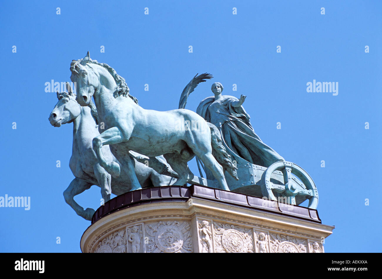 Estatua en la parte superior de la columnata, parte del Monumento del Milenio, Plaza de los Héroes, Budapest, Hungría Foto de stock
