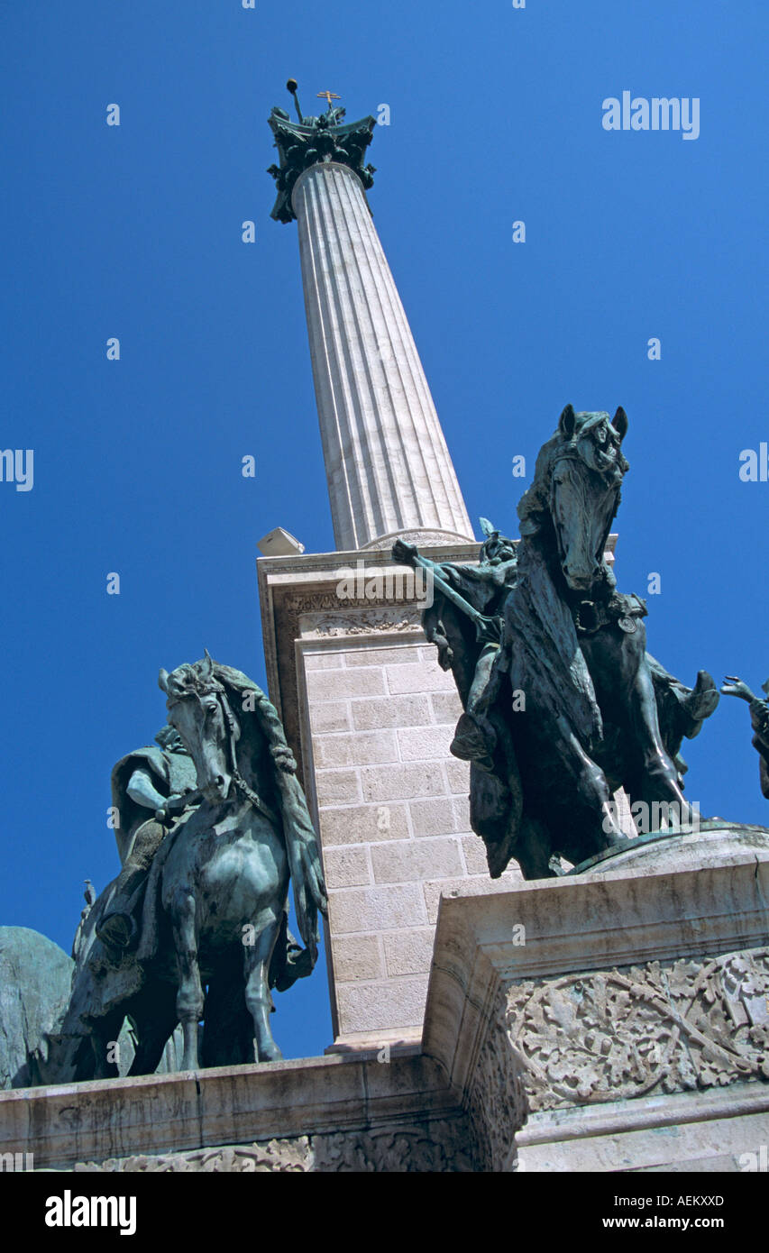 Monumento del Milenio, Plaza de los Héroes, Budapest, Hungría. Jefes tribales en la base del monumento Foto de stock