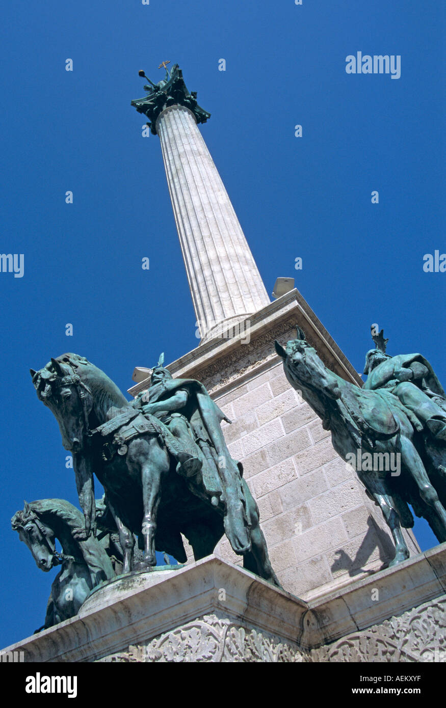 Monumento del Milenio, Plaza de los Héroes, Budapest, Hungría. Jefes tribales en la base del monumento Foto de stock