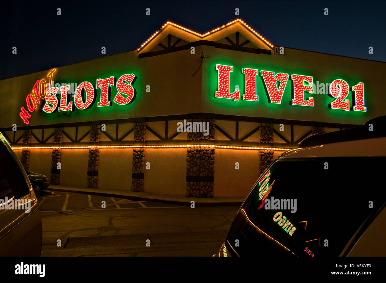 Tragaperras de casino blackjack y letreros de neón reflejado en las ventanillas del vehículo Virgin River Hotel Casino Mesquite Nevada Foto de stock