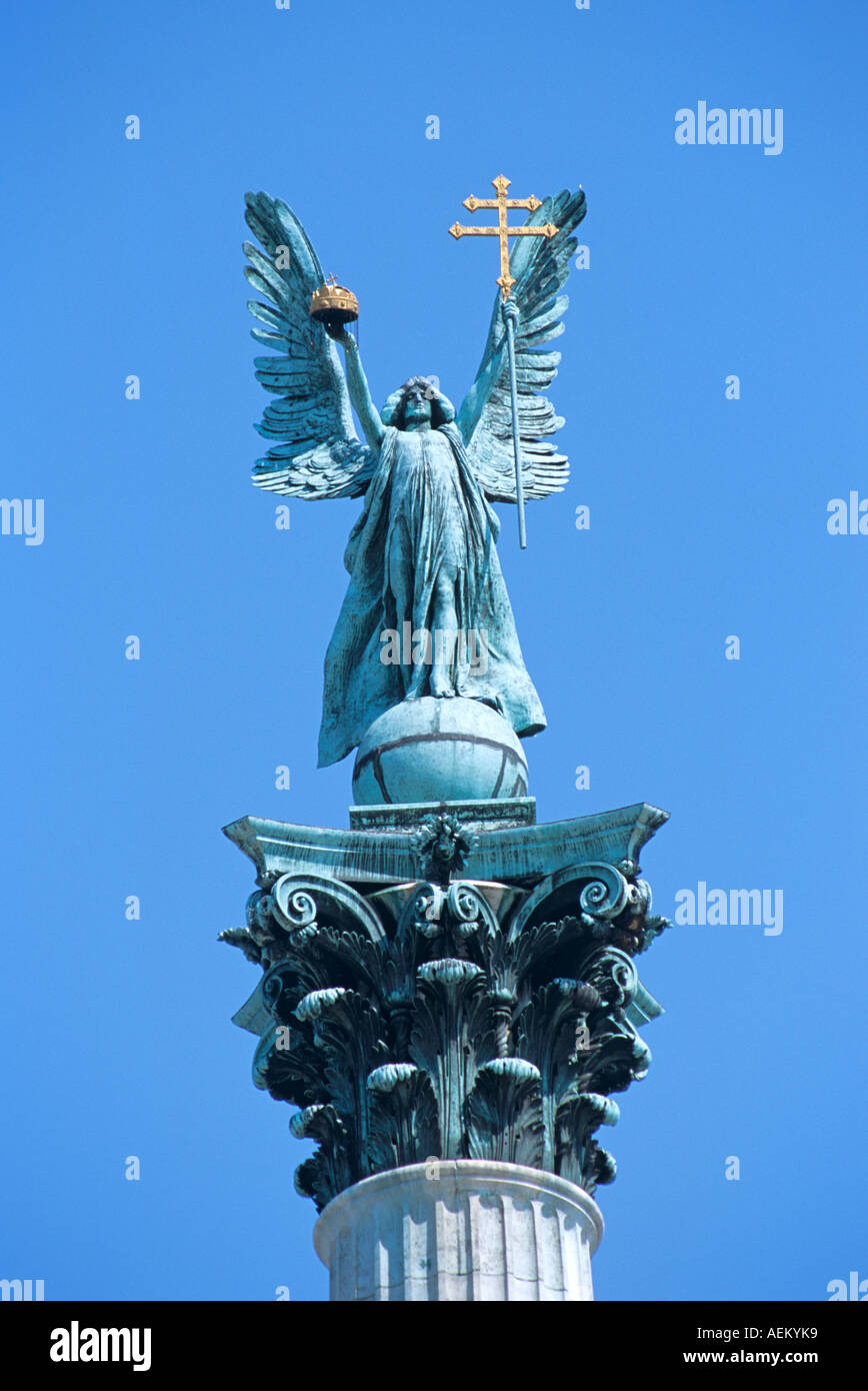 Estatua del arcángel Gabriel en la parte superior de la columna, Monumento del Milenio, Plaza de los Héroes, Budapest, Hungría Foto de stock