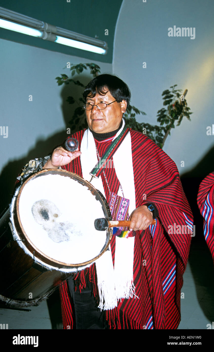 Hombre tocando el tambor grande en banda Peruana, Juliaca, Perú Fotografía  de stock - Alamy