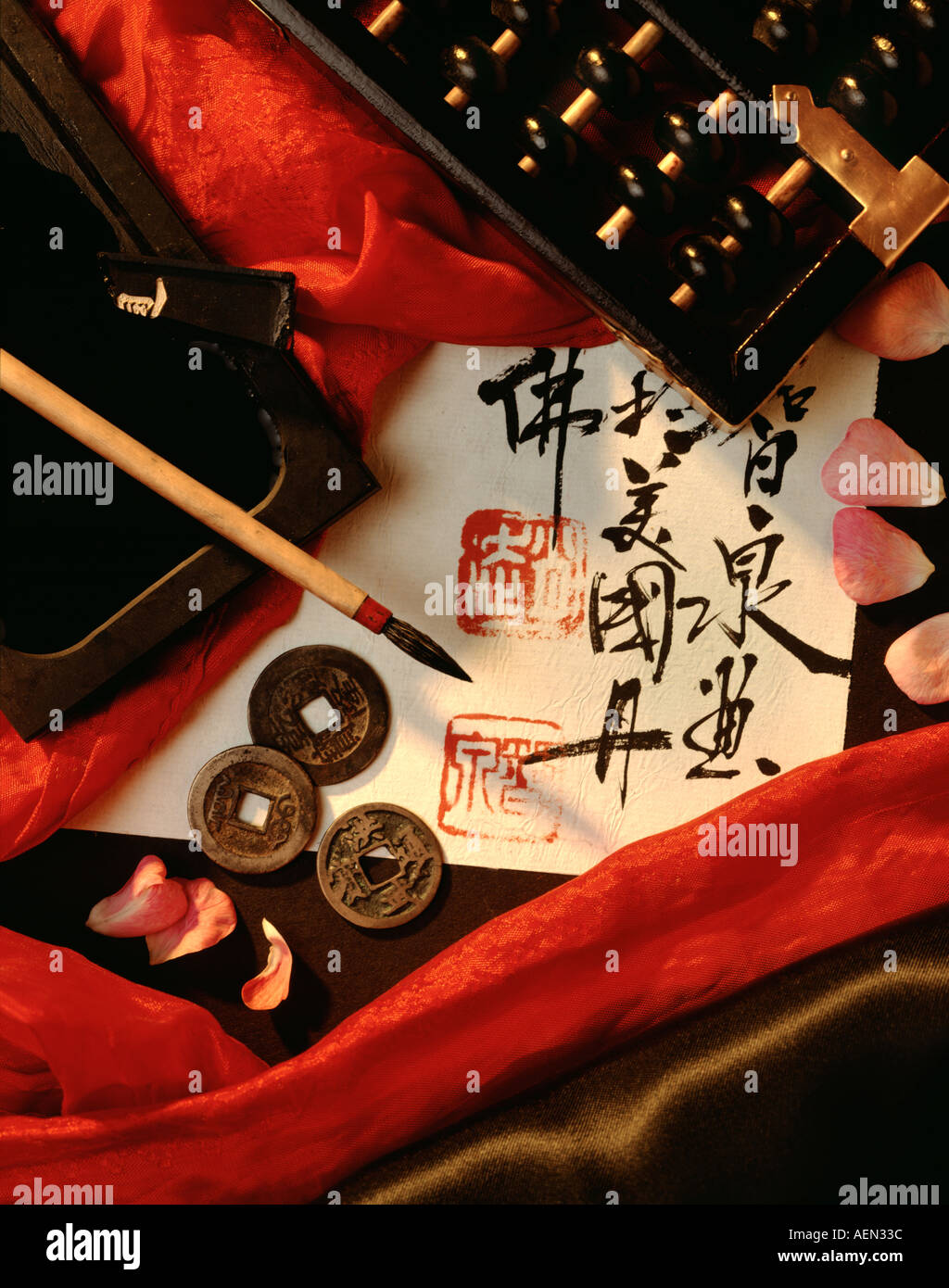 Still life de monedas chinas con caligrafía Foto de stock