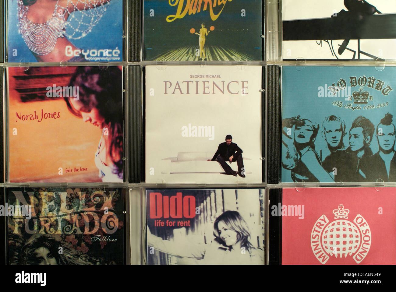 Falsificación de CDs de música para la venta en Europa Oriental, de cerca. Foto de stock