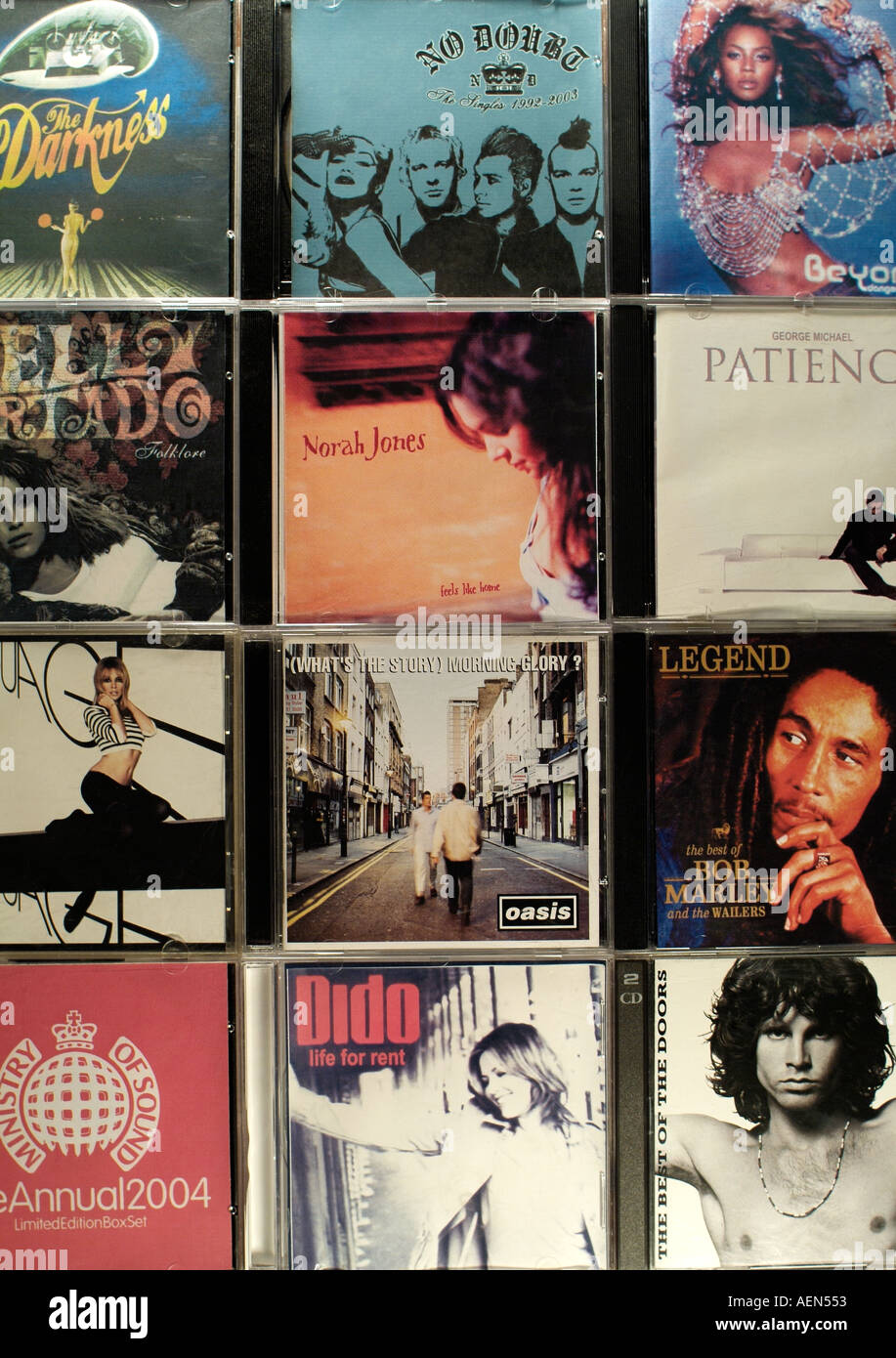 Falsificación de CDs de música para la venta en Europa Oriental, de cerca. Foto de stock