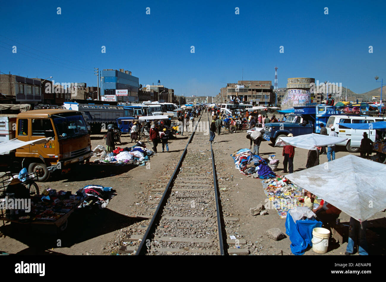 Pasando por la ciudad de Juliaca en Puno a Cusco en tren Perurail, Perú Foto de stock