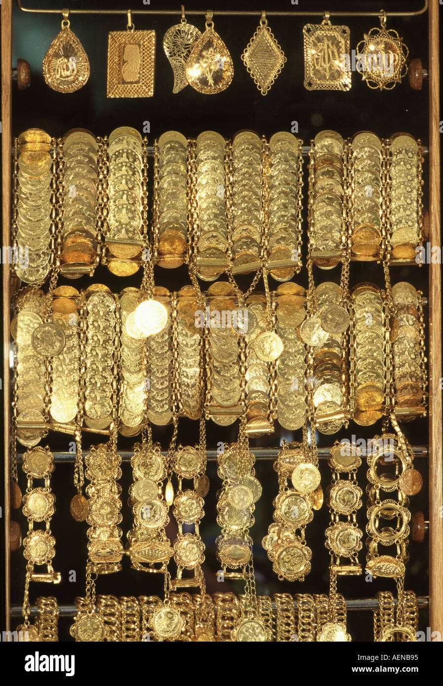 Pulseras de oro y otros joyeria con en escaparate del Golfo Árabe  Fotografía de stock - Alamy