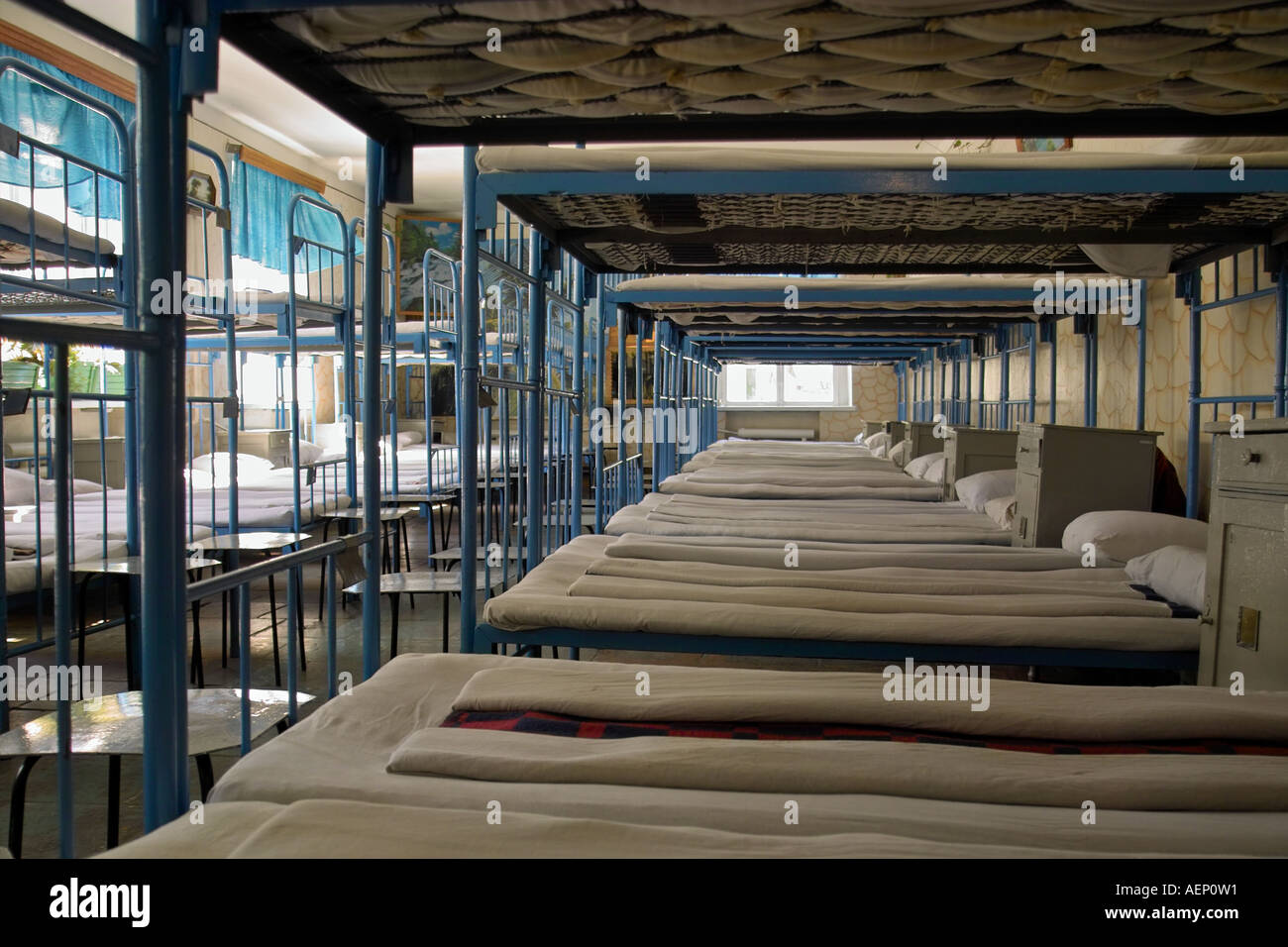 Dormitorio en la prisión de Saratov, Rusia , mostrando las filas de literas lleno cerrar Foto de stock